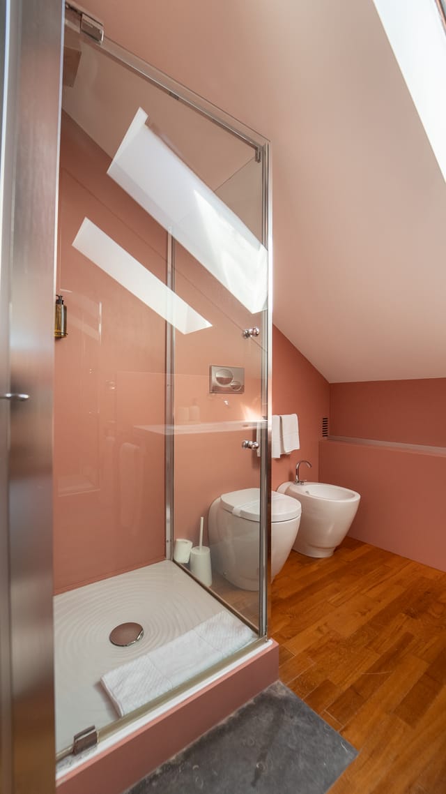 Il bagno con lucernario e doccia