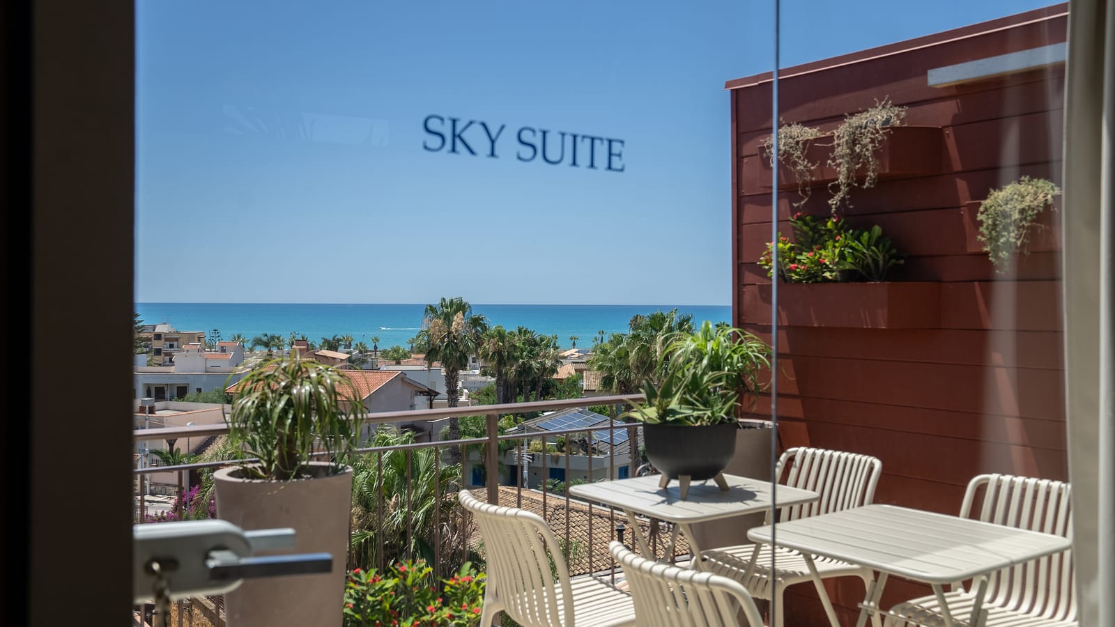 La veranda vetrata di Sky Suite con vista sul mare di San Leone