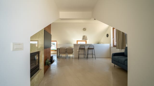Il soggiorno con divano e libreria di design