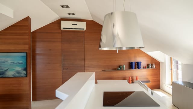La parete in legno con caminetto e TV