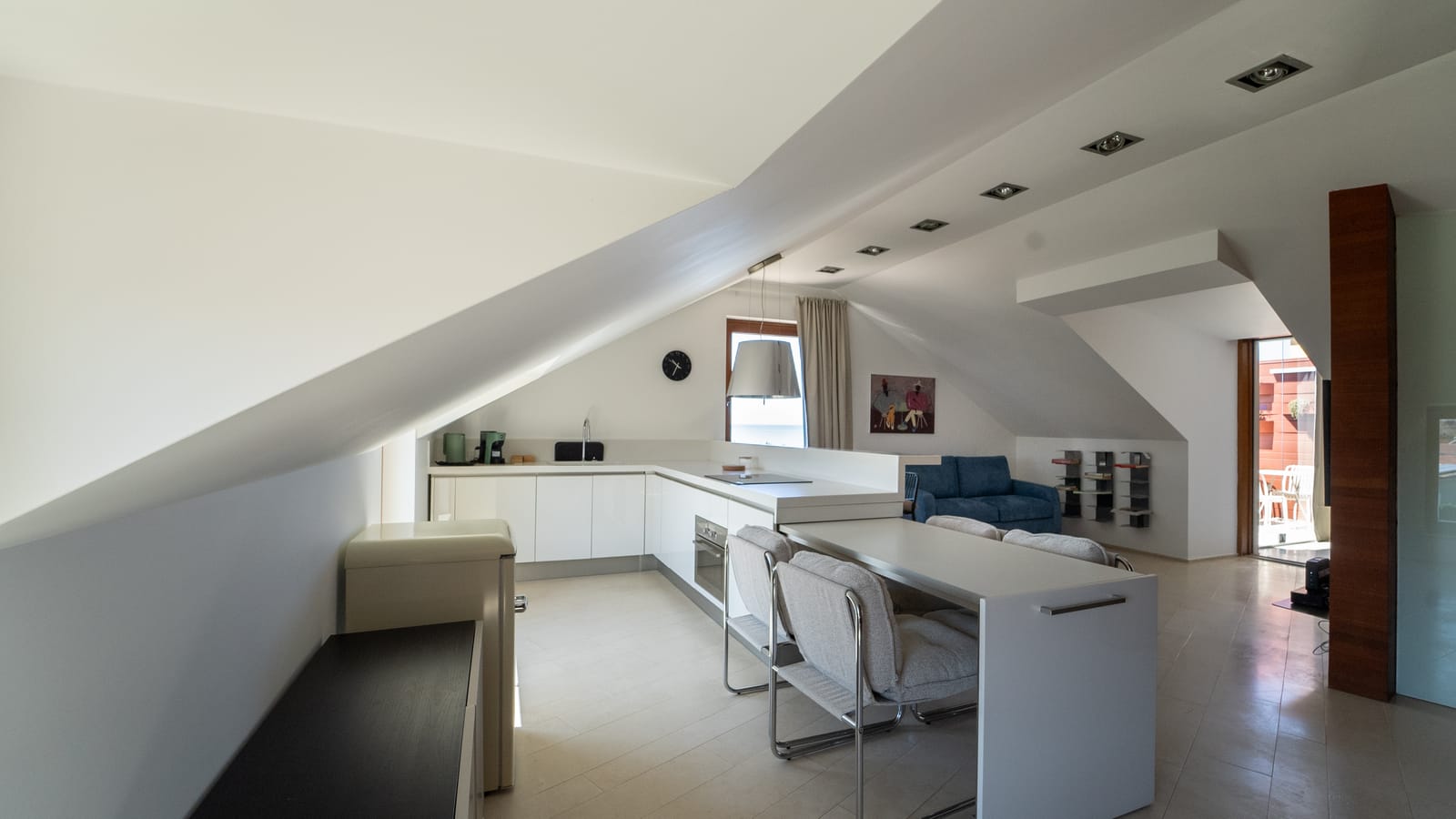 Cucina e soggiorno del loft Sky Suite con vista mare