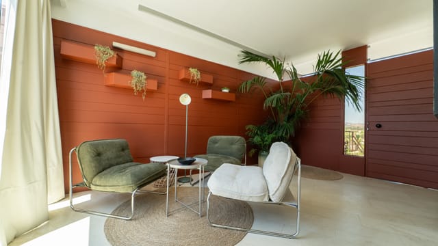 L'angolo lounge della veranda con la parete rossa