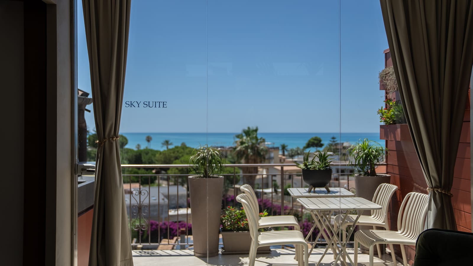 Il lounge della veranda visto dal soggiorno