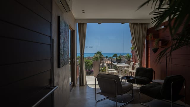 La veranda vetrata affacciata sul mare di San Leone